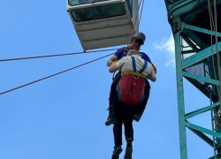 Крановщику стало плохо от жары: сотрудники ГИЧС эвакуировали его с 50-метровой высоты