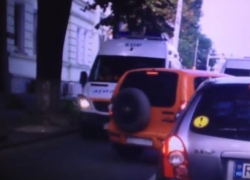 Инкассаторская машина выехала на встречку, заблокировав "скорую"