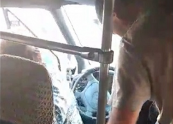 Пассажирам пришлось держать дверь во время поездки на разваливающейся маршрутке в Кишиневе