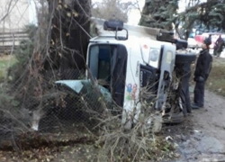 Грузовик врезался в дерево и перевернулся в центре Ниспорен: водитель серьезно пострадал