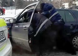 Зрелищное задержание водителя сотрудниками полиции в Кишиневе попало на видео