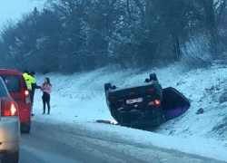Под Кишиневом на скользкой дороге перевернулась машина