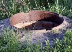 Нелепая смерть в Унгенах: парень и девушка погибли, упав в канализационный колодец