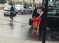 Пьяный мужчина заблокировал движение автомобилей в центре Кишинева