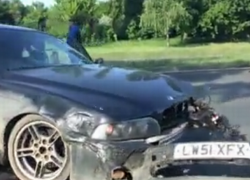 "Утро начинается с аварии" - перед "Воротами города" столкнулись VW и праворульная BMW, машины очень серьёзно разбиты