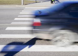 Шокирующий случай в Кишиневе - водитель сбил женщину на пешеходном переходе и попытался убежать