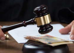 Бывшего судебного пристава обвинили в извлечении выгоды из влияния