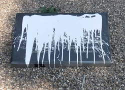 Табличку в основании будущего памятника пограничникам в Бельцах облили краской