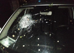 Раздраженный кишиневец бросил чугунную сковороду с 8 этажа на припаркованный автомобиль