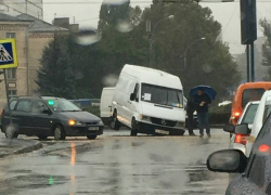 На Буюканах микроавтобус угодил колесом в яму на дороге