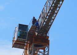 Не пустили к тете в больницу: рабочий пригрозил спрыгнуть со строительного крана в Кишиневе 