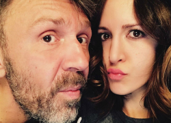 Эпатажный рокер Сергей Шнуров «с любовью» заявил о разводе с женой