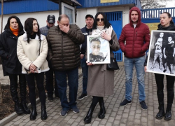 Двойное убийство в Фалештах: подсудимый может избежать наказания, родственники погибших вышли на акцию протеста