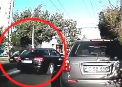 Сбитый автомобилем молодой человек перевернулся в воздухе и попал на видеорегистратор в Кишиневе