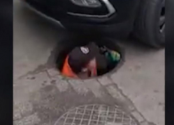 Чудеса парковки - жительница столицы закрыла своим автомобилем работавшего в подземном колодце мужчину