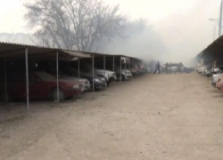 Из-за пожара на улице Гренобле пострадали две машины