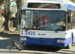 На улице Мунчештской троллейбус сбил велосипедиста