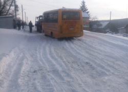 Дети замерзли: под Криулянами в снегу застрял школьный автобус