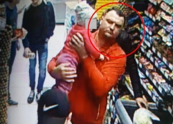 Магазинный вор с маленьким ребенком на руках попал на видео в Кишиневе