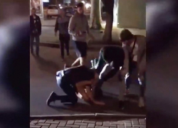 Пьяный мужчина напал на полицейского в Кишиневе: реакция граждан