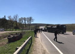 У въезда в Пересечина микроавтобус столкнулся с грузовиком