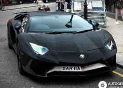 Молдаванка в Лондоне шокировала британцев, продемонстрировав автомобиль, покрытый 2 млн кристаллами Сваровски