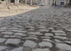 Власти до сих пор не определились, что делать со старинной брусчаткой на ул. 31 августа