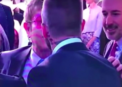 Раскрыт секрет «траура» Виктории Бэкхем: поцелуй ее мужа в губы с Элтоном Джоном попал на видео