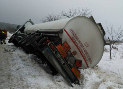 В Ниспоренском районе сошла с трассы цистерна с 28 тоннами топлива