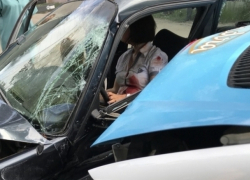 Окровавленная женщина оказалась заблокированной в искореженной машине после столкновения с грузовиком на Чеканах