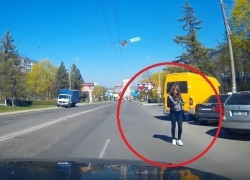 Водитель едва не сбил девушку, в увлечении телефоном вышедшую прямо на дорогу