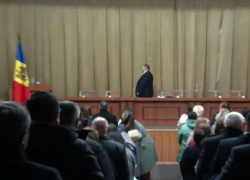 «Эпик фейл». На собрании судей заглох молдавский гимн 