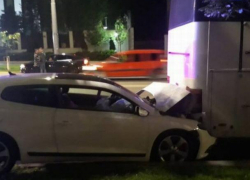 Автомобилист на полном ходу влетел в автобус, припаркованный перед зданием посольства РФ