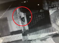 Вор, перебирающийся через ограду частного дома в Кишиневе, попал на видео 