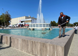 Фонтан в Бельцах и его современное оснащение - мужик с сачком