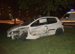 На Телецентре в результате аварии были повалены несколько знаков и светофор