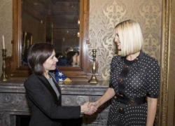 Иванка Трамп и Майя Санду пожали друг другу руки