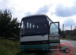 Внезапное появление на дороге юного велосипедиста привело к столкновению его с автобусом в Каушанах 