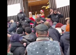 Директор ювелирной компании разбросал в толпу килограмм украшений