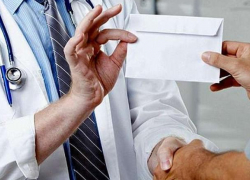 Дело врача, собравшего на взятках десятки тысяч евро, отправлено в суд