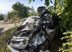 BMW превратился в бесформенный кусок металла после аварии на въезде в село Трушены