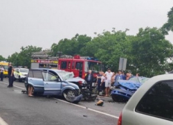 В Гагаузии произошла серьезная авария: женщину с ребенком из автомобиля извлекали спасатели