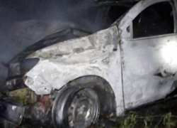 Автомобиль такси врезался в дерево и сгорел в Бельцах