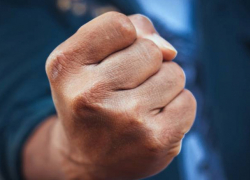 В Кишиневе пьяные провинциалы нокаутировали охранника из-за замечания