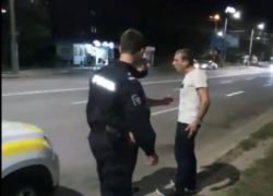 В Кишиневе наряд полиции едва не стал жертвой пьяной толпы