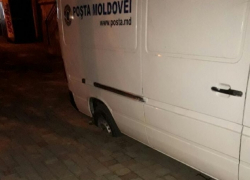 В Кишиневе под колесами микроавтобуса провалилась тротуарная плитка