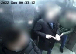 Три бравых парня заплевали зеркало в лифте дома и попали на видео