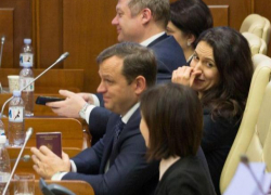 «Готов бежать?» - Нэстасе появился на последнем заседании парламента с румынским паспортом в руках