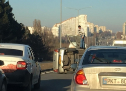 На въезде в Кишинев лихой таксист перевернулся на бок