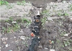 В Кишиневе канализационную трубу вывели прямо к тротуару